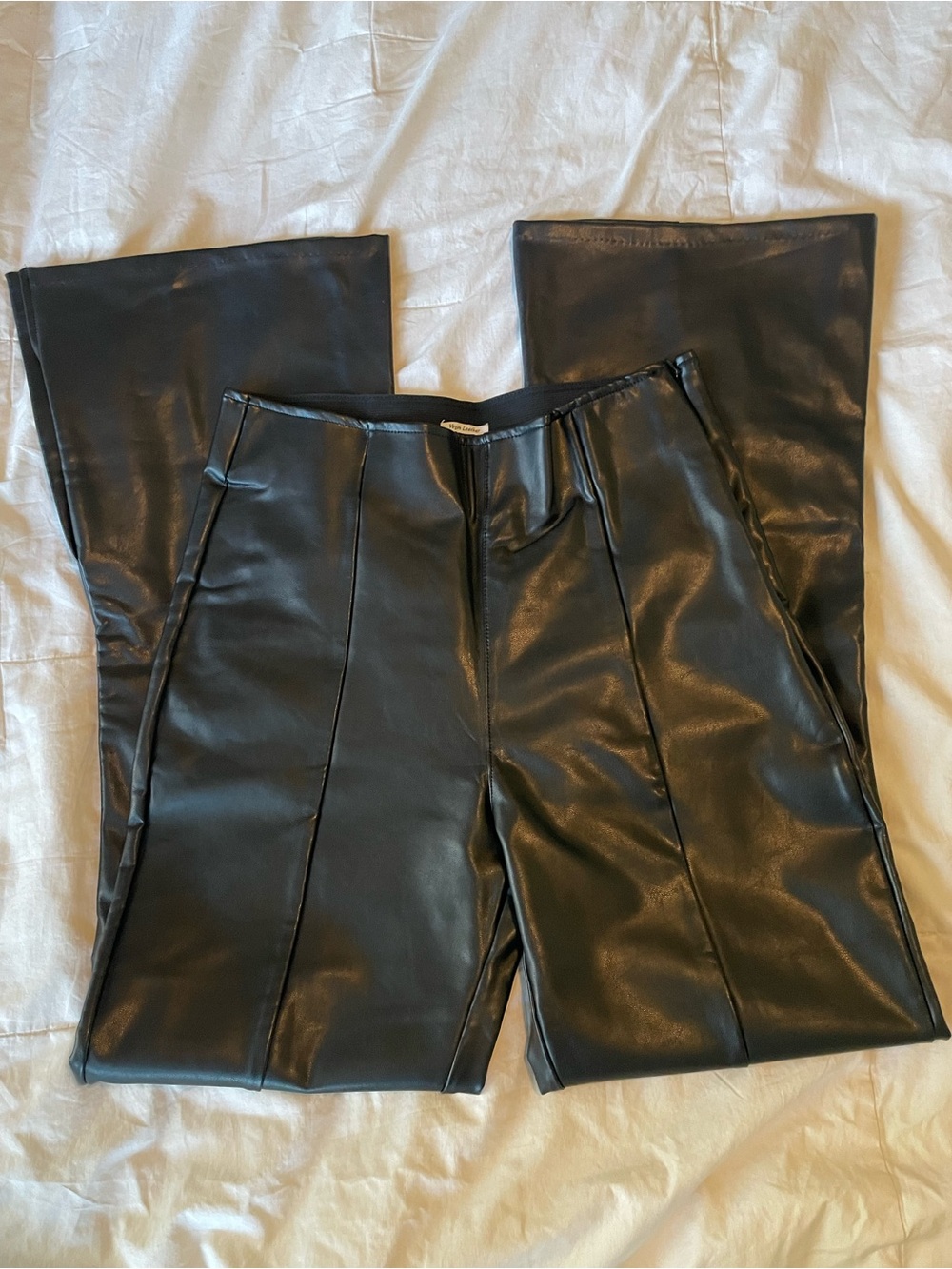 NWT Abercrombie & Fitch Black Vegan Leather Flare Pants Size Medium Short - Picture 4 of 8